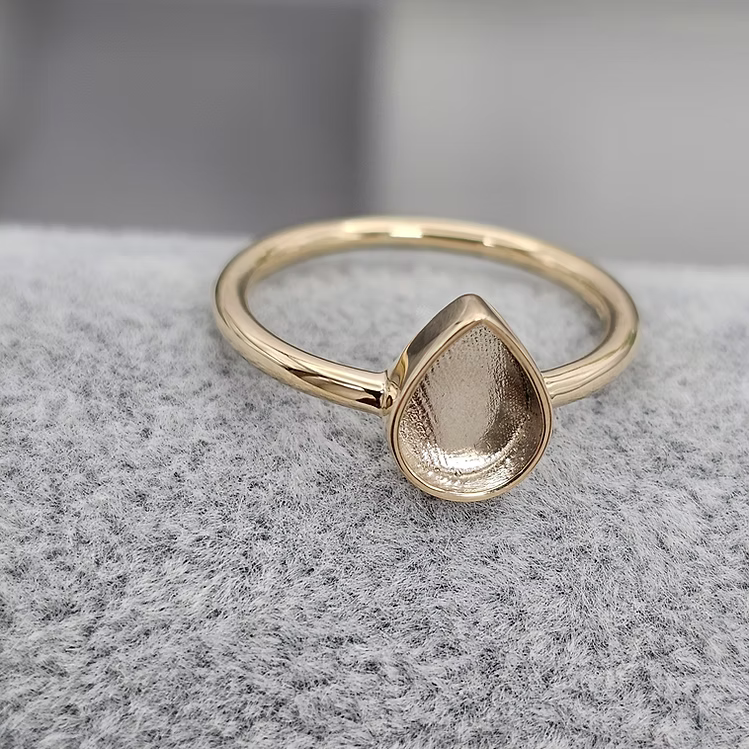 Teardrop 9K Ring