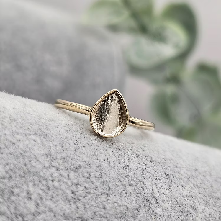 Teardrop 9K Ring