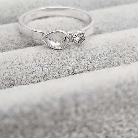 Teardrop Single Gem Ring